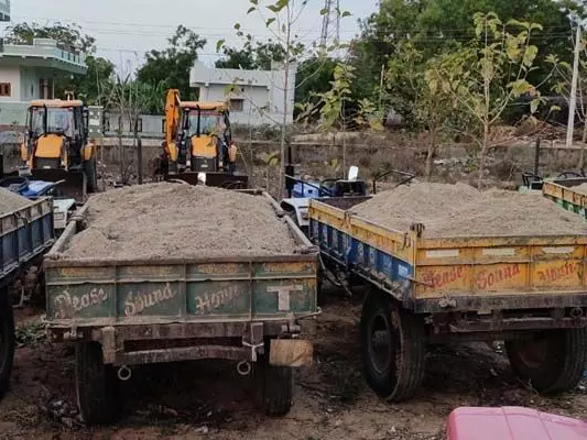 అక్రమంగా ఇసుక తరలిస్తున్న మూడు ట్రాక్టర్లు పట్టివేత