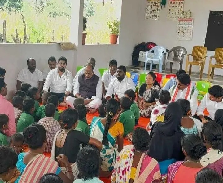 కంటైనర్ పాఠశాలను సందర్శించిన ఏఐసీసీ అబ్జర్వర్