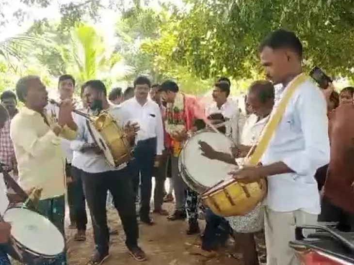 బి.కోడూరులో టీచర్ బదిలీ.. మేళ తాళాలతో ఊరేగింపు