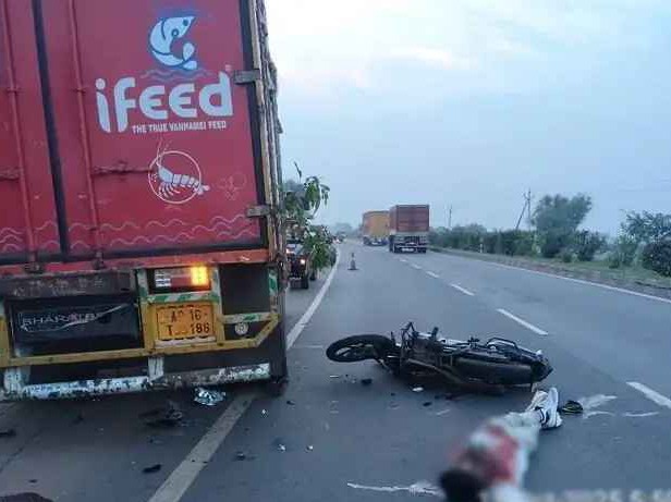 రోడ్డు ప్రమాదం భర్త మృతి.. భార్యకు గాయాలు