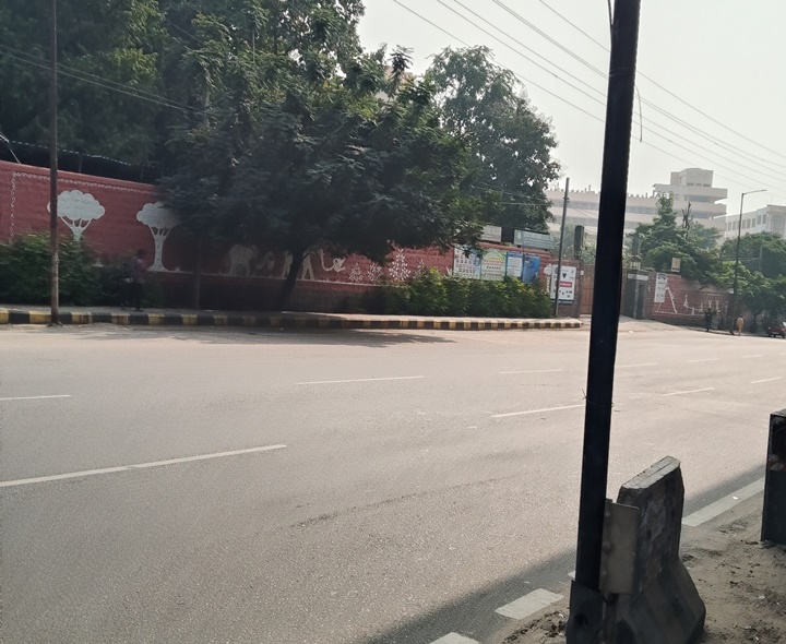 వరుస సెలవులు.. నగరంలో రోడ్లు ఖాళీ..!