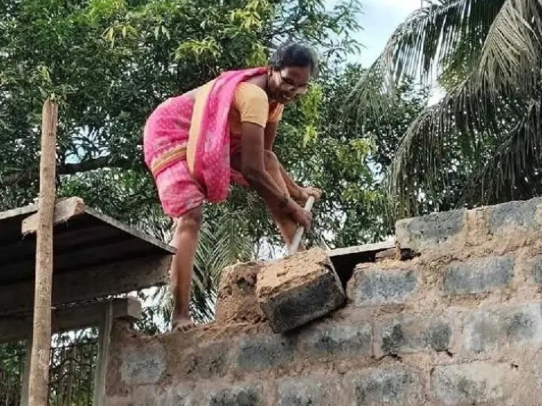 నాసిరకంగా కట్టిన ఇందిరమ్మ ఇళ్లు కూల్చివేత