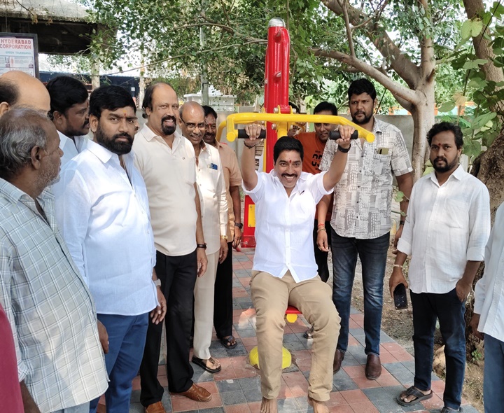 ఓపెన్ జిమ్‌ను ప్రారంభించిన కార్పొరేటర్
