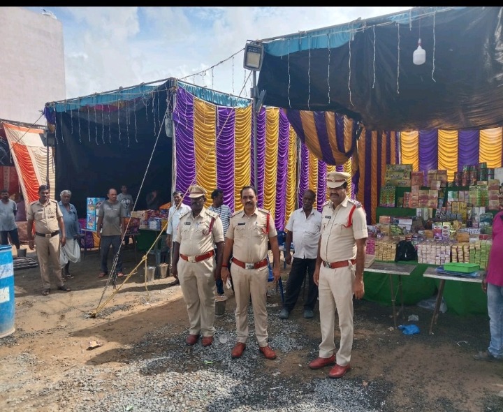దుకాణాలను తనిఖీ చేసిన సీఐ మల్లికార్జున