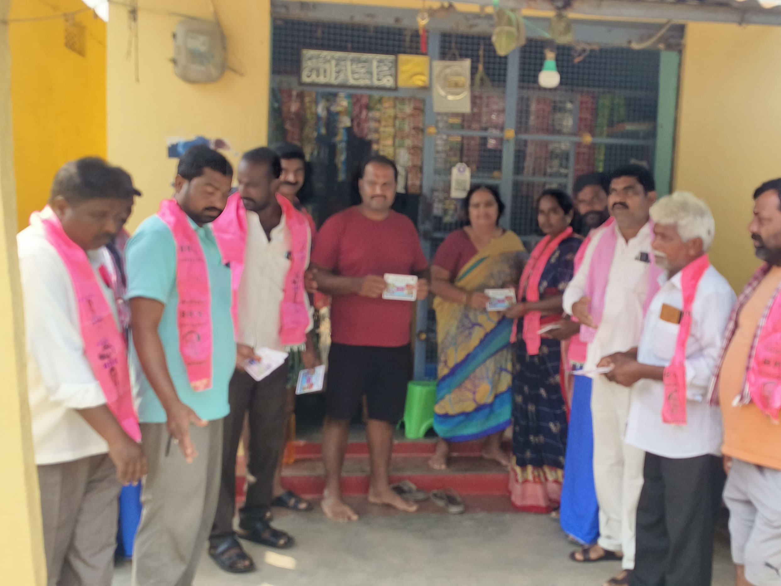 బాకీ కార్డులను పంపిణీ చేసిన BRS నాయకులు
