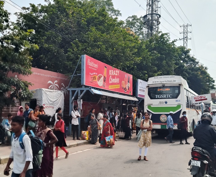 పెరిగిన రద్దీ.. బస్సుల కోసం ప్రయాణికులు ఎదురుచూపులు..!