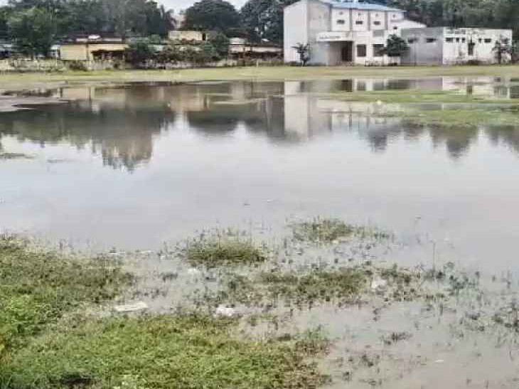 నీట మునిగిన గ్రౌండ్.. ఆందోళనలో వ్యాపారులు