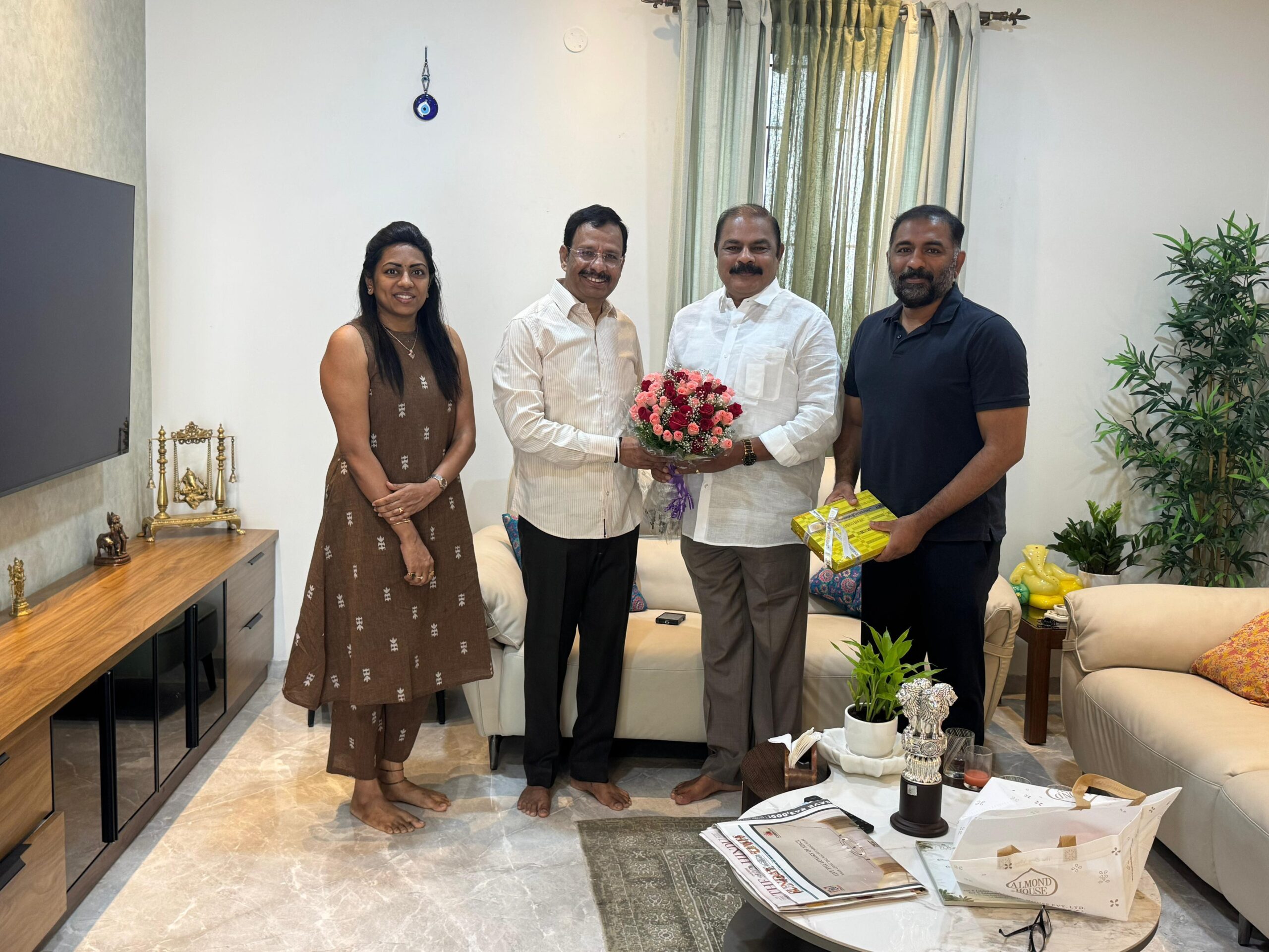 హైదరాబాద్ సీపీని కలిసిన కొమ్మూరి