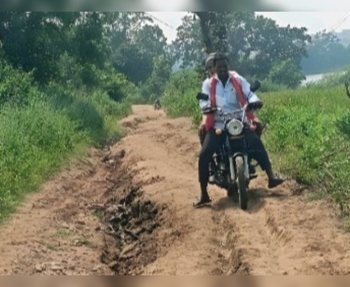 రోడ్డు దుస్థితిపై రైతుల ఆవేదన