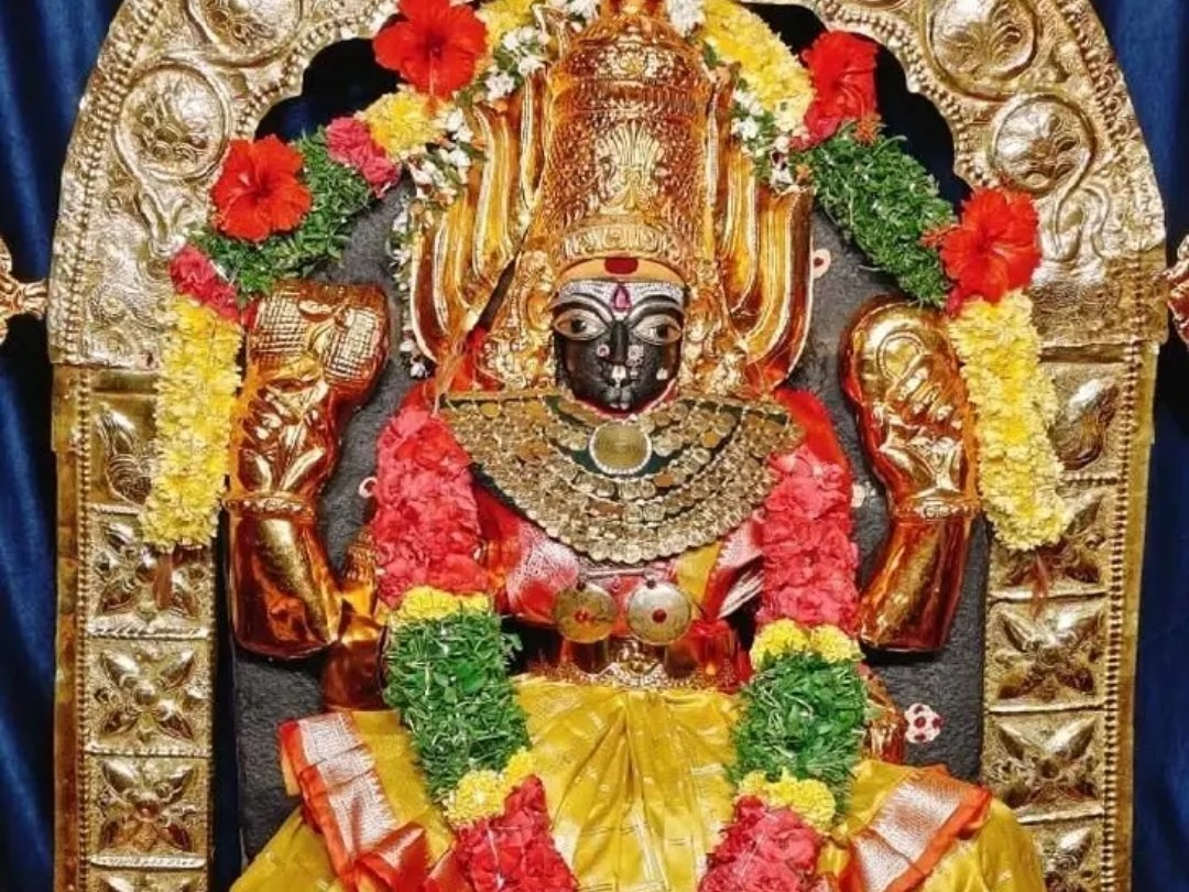 భక్తులతో కిటకిటలాడిన చందోలు భగలాముఖి ఆలయం