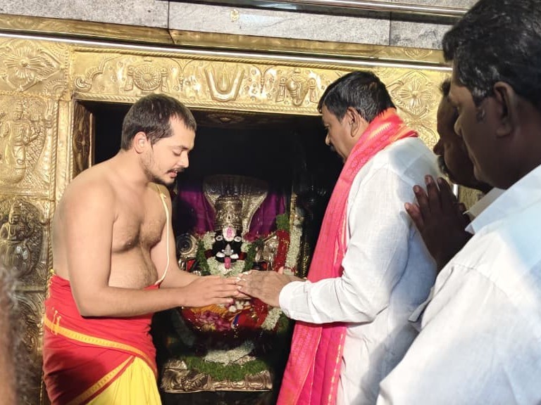 శ్రీ లక్ష్మీనరసింహాస్వామి సన్నిధిలో ఆలూరు ఎమ్మెల్యే