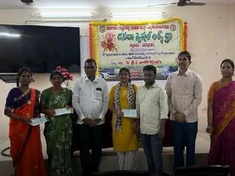 లక్కీడ్రా విజేతలకు బహుమతులు అందజేత