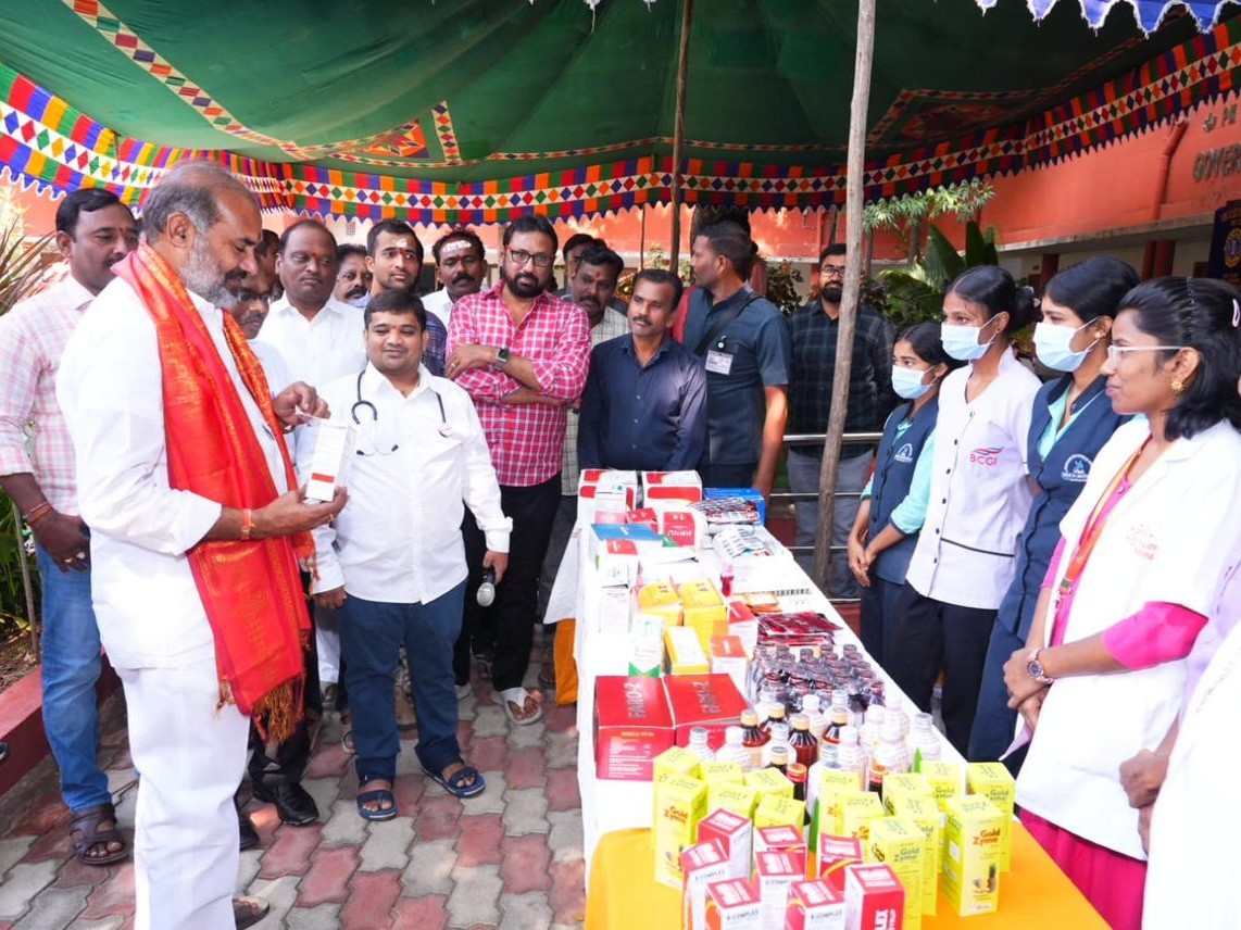 ‘ఉచితంగా వైద్య సేవలు అందించడం అభినందనీయం’