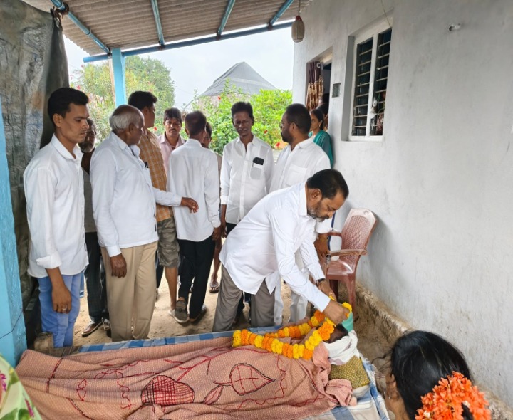 పలు కుటుంబాలను పరామర్శించిన ఎమ్మెల్యే కోరం