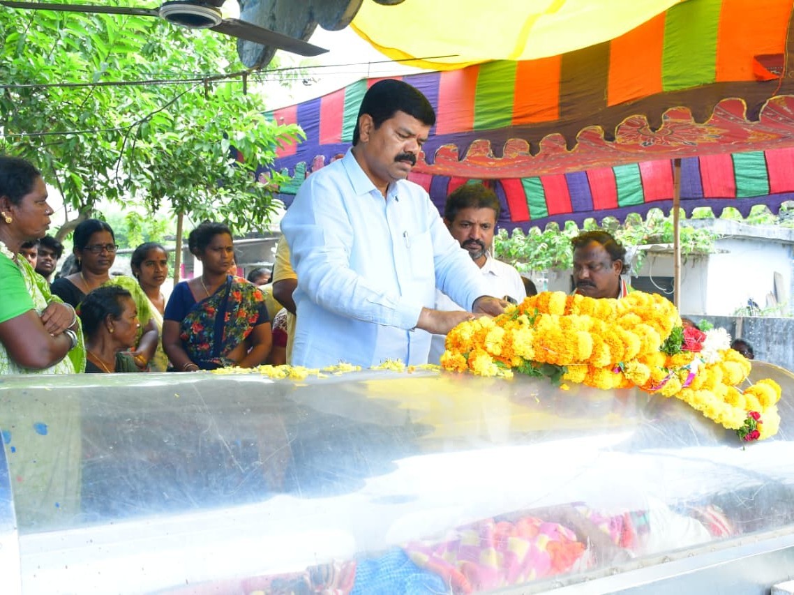 తిరుపతయ్య కుటుంబాన్ని పరామర్శించిన ఎమ్మెల్యే