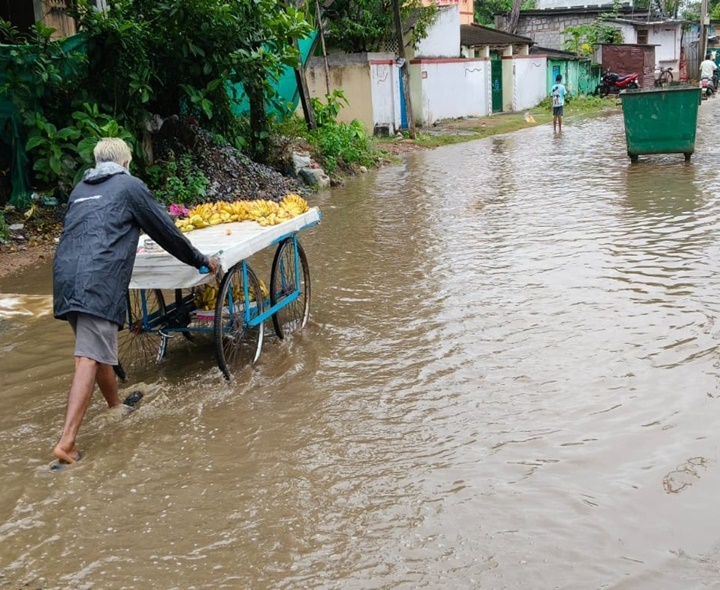 రహదారిపై వర్షపు నీరు