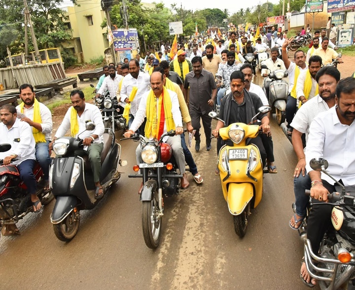 నూజివీడులో సూపర్ జీఎస్టీ ప్రచార ర్యాలీ