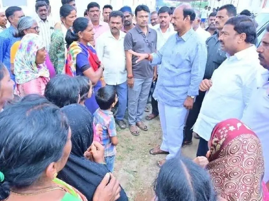 డబల్ బెడ్ రూమ్ ఇళ్లను పరిశీలించిన ఎమ్మెల్యే