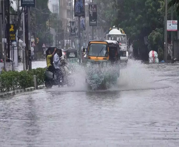 భారీగా కురుస్తున్న వర్షం