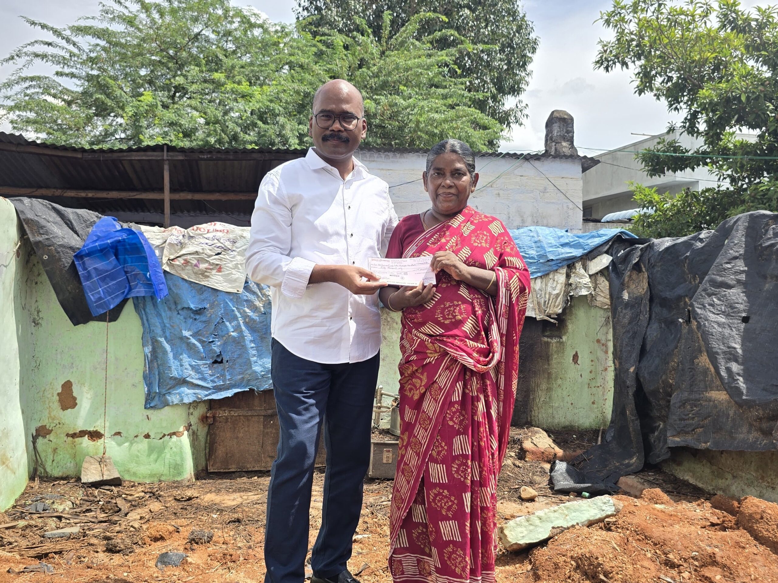 ఇల్లు కోల్పోయిన మహిళకు అండగా ఎమ్మెల్యే