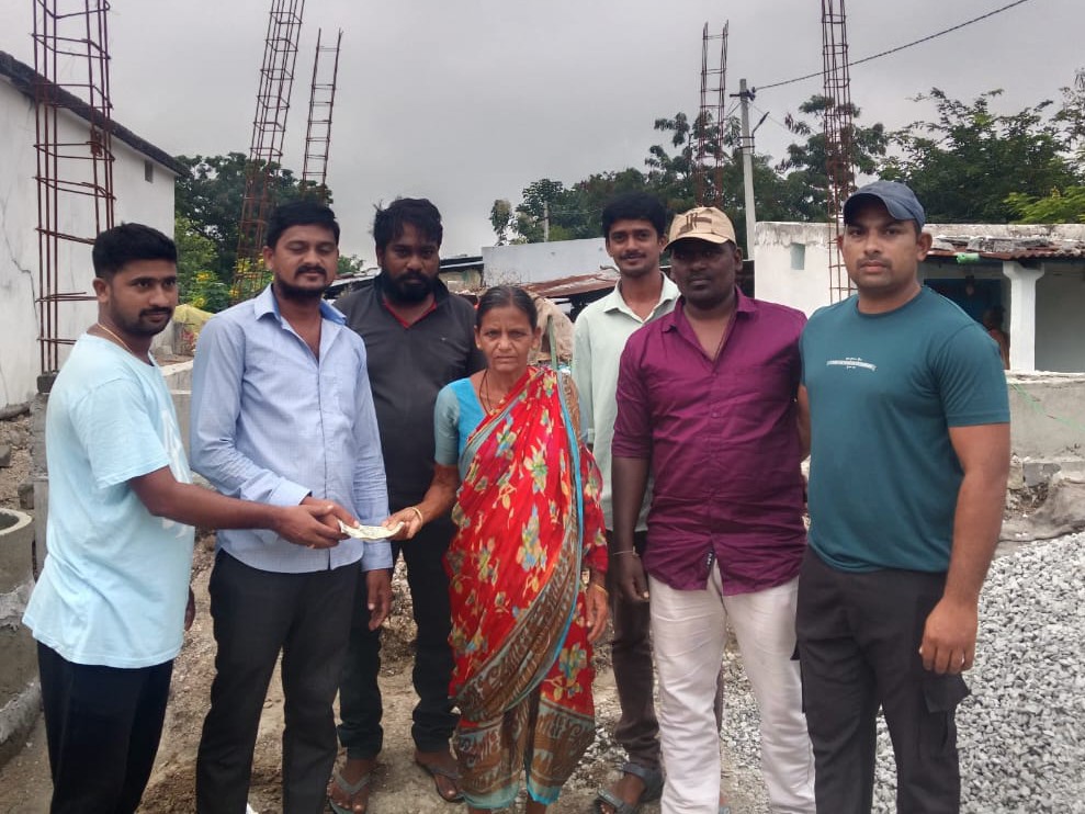 మిత్రుడి గృహ నిర్మాణానికి  స్నేహితులు ఆర్థిక చేయూత