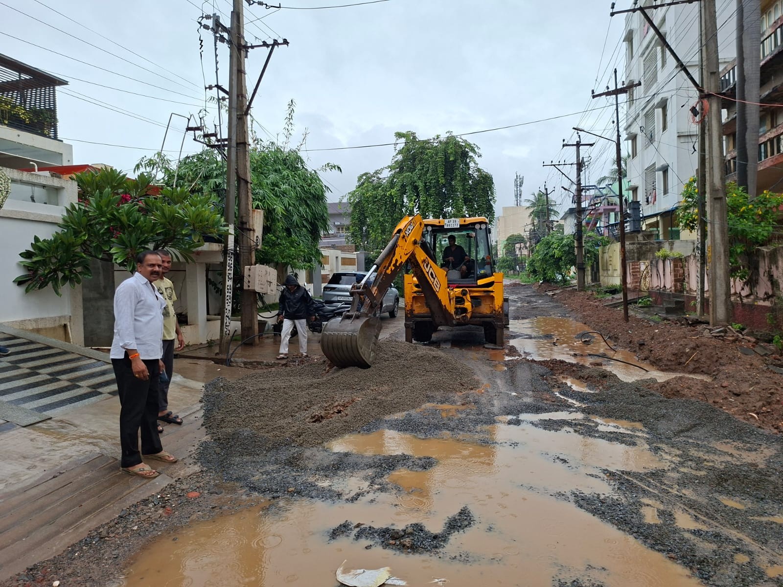 మూడవ వార్డులో రోడ్డుకు మరమ్మతులు
