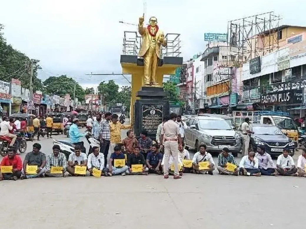 విలేకరిపై దాడి.. గూడూరులో ఆందోళన
