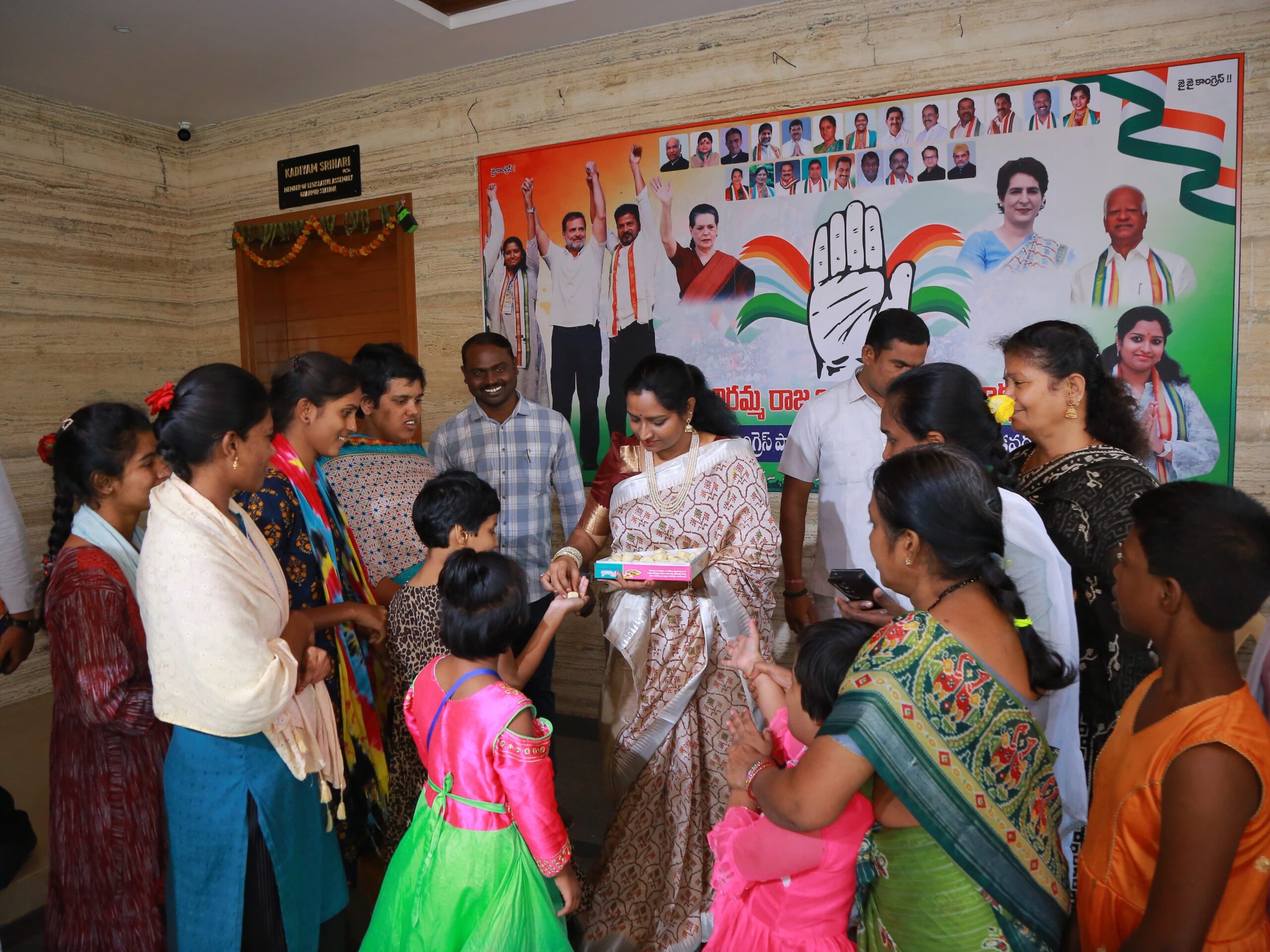 దివ్యాంగ చిన్నారులకు స్వీట్స్ తినిపించిన ఎంపీ