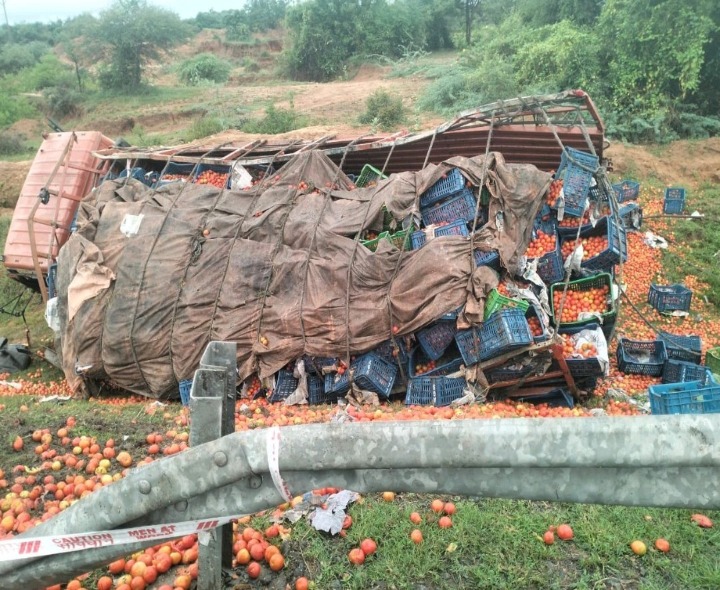 తెడ్డుపాడు వద్ద టమోటా లారీ బోల్తా