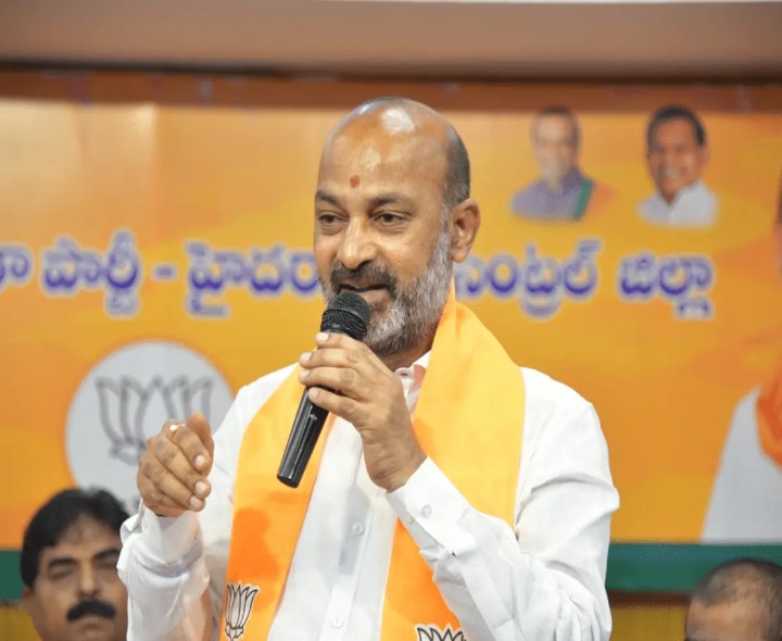 రాజకీయ నేతలకు బండి సంజయ్ హెచ్చరిక