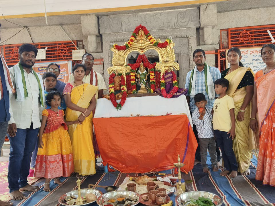 స్వామి వారికి ఉత్సవ మకర తోరణం బహుకరణ