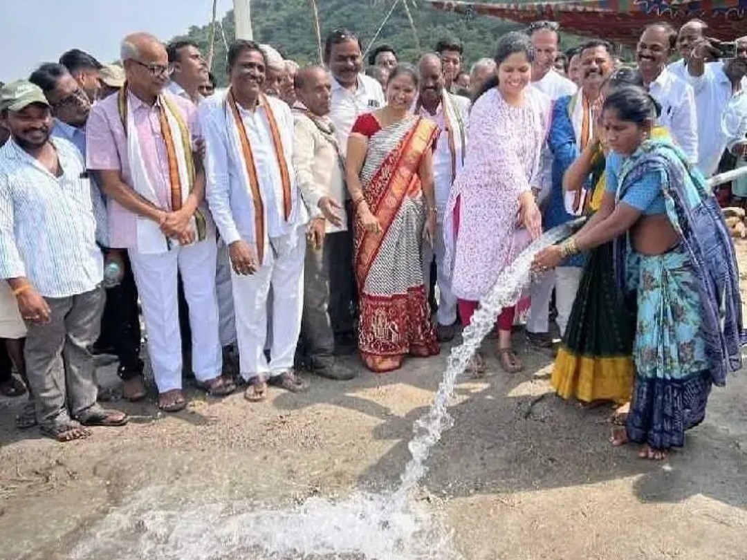 పంపుసెట్లను పంపిణీ చేసిన ఎమ్మెల్యే