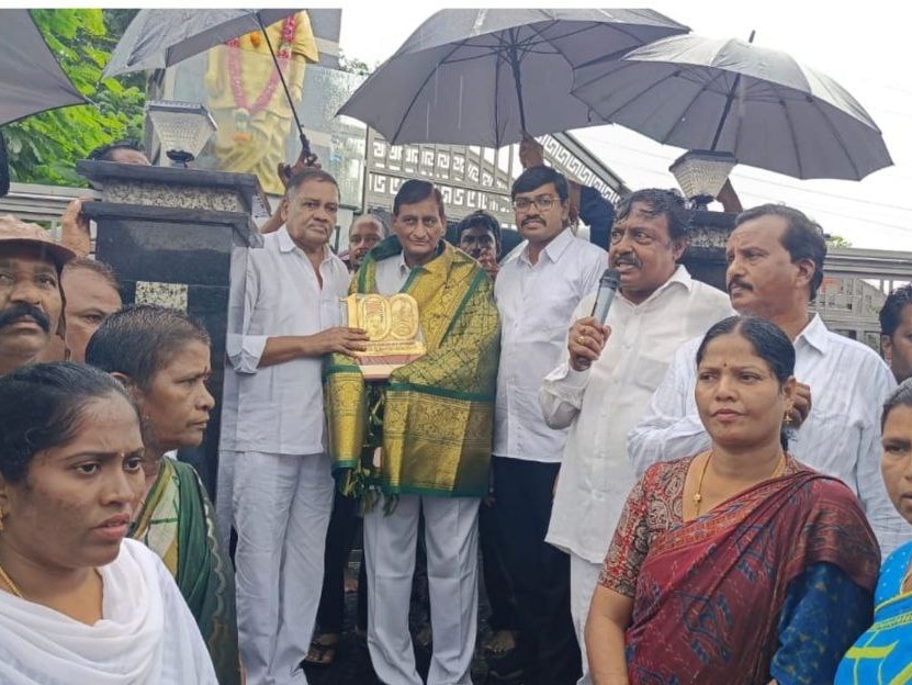 దివిసీమ పర్యటనకు వచ్చిన సినీ నిర్మాత