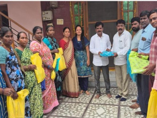 మున్సిపల్ వర్కర్స్‌కు నూతన వస్త్రాలు అందజేత