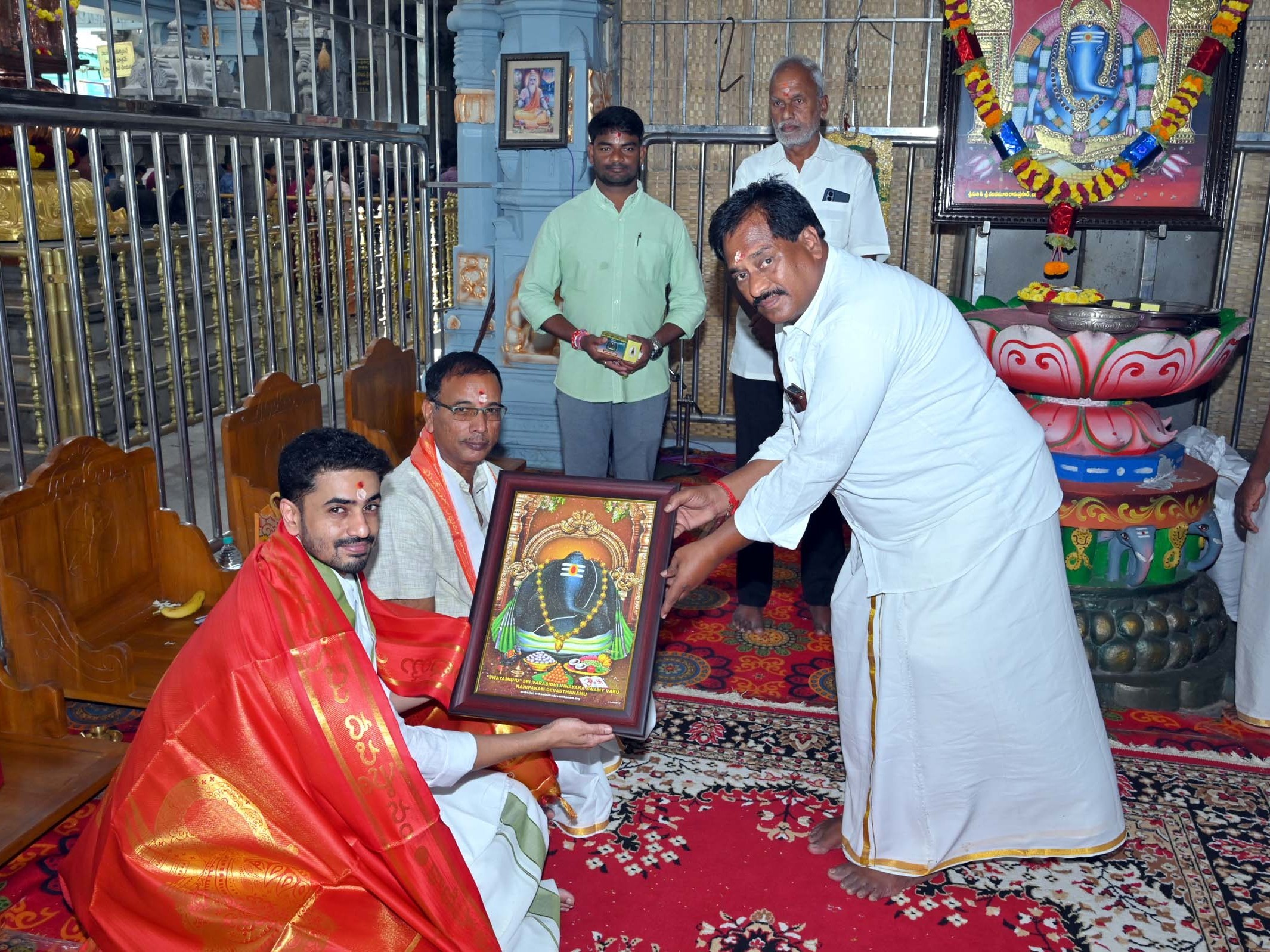 కాణిపాకం స్వామివారి సేవలో సినీ హీరో
