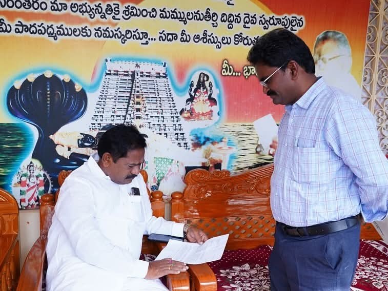 మంత్రికి  వినతలు అందజేసిన ప్రజలు