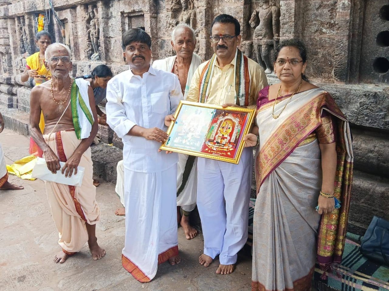 శ్రీముఖలింగేశ్వరుని దర్శించిన జిల్లా రెవెన్యూ అధికారి