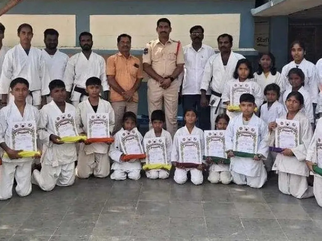 విద్యార్థులకు ప్రశంసా పత్రాలు అందజేత