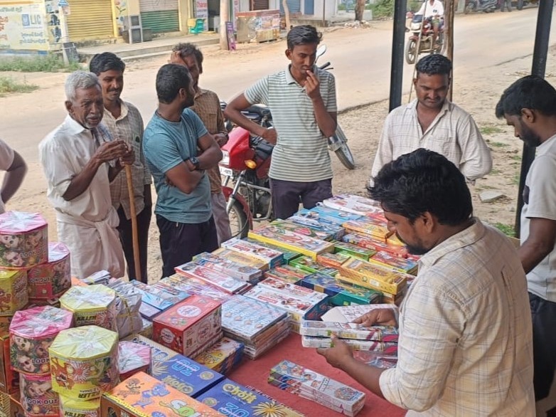 దీపావళి సందడి..  టపాసుల షాపులకు జనాల రద్దీ