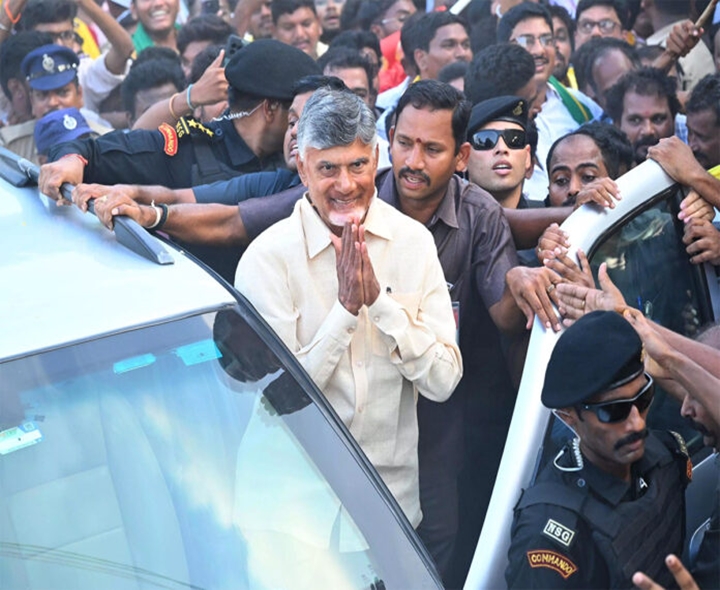చిరు, వీధి వ్యాపారులతో సీఎం మాటామంతీ
