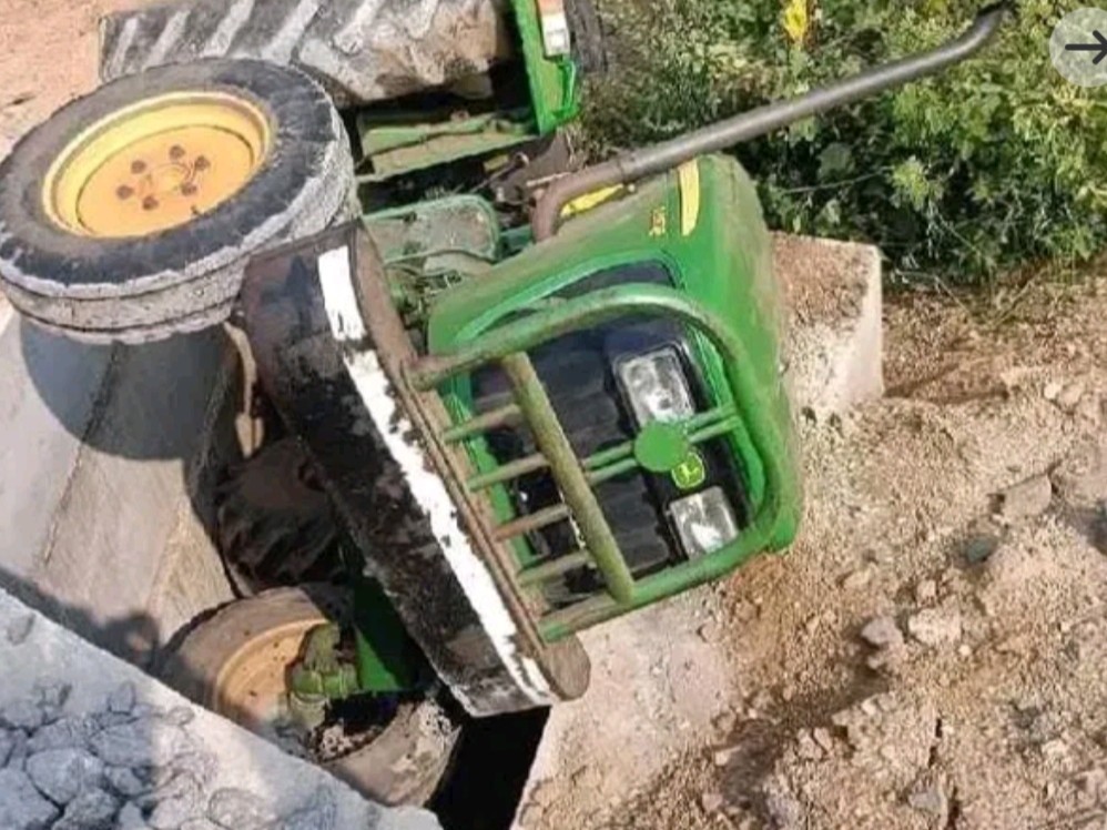 రోడ్డు భద్రత లోపం.. ట్రాక్టర్ బోల్తా..!