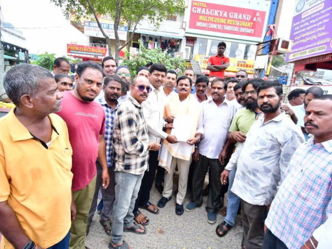 ‘చిరు వ్యాపారులకు శాశ్వత మడిగేలు కట్టించి ఇవ్వాలి’
