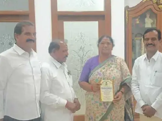 ప్రమాణ స్వీకారానికి రావాలని మంత్రికి ఆహ్వానం