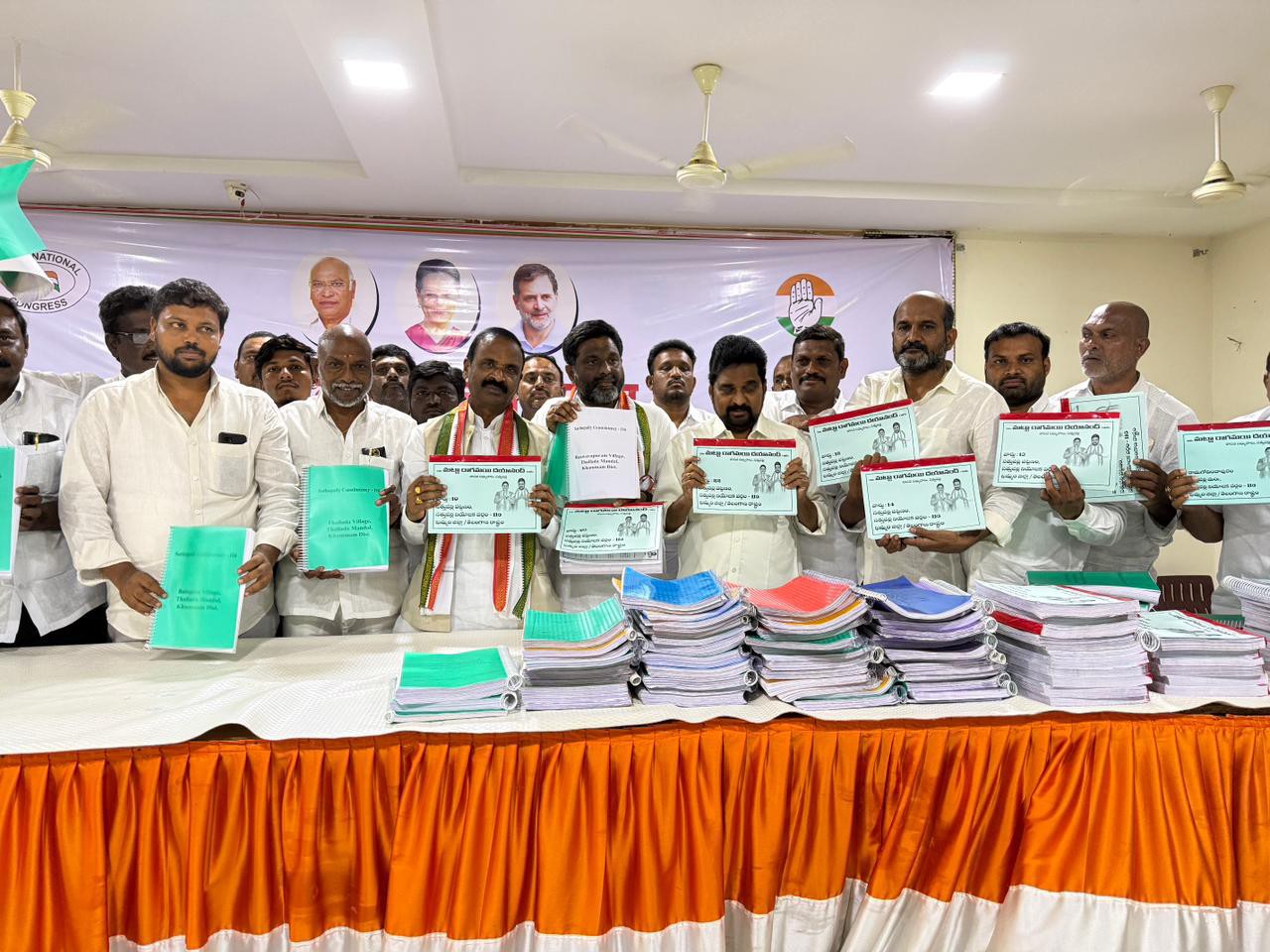 ఓట్ చోరీ సంతకాల పత్రాలు అందజేత