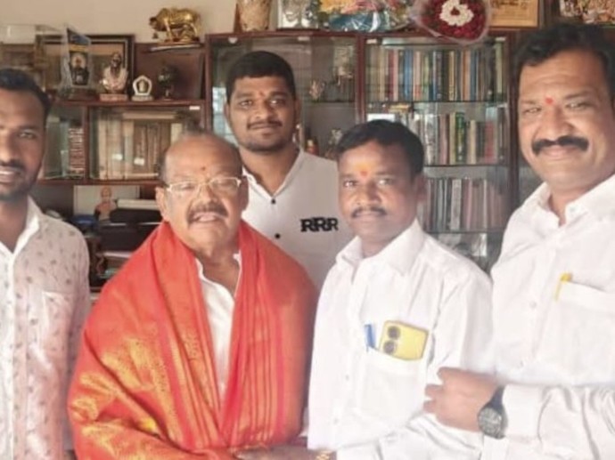 శ్రీశైలం పాలకమండలి సభ్యుడిని కలిసిన టీడీపీ నేతలు