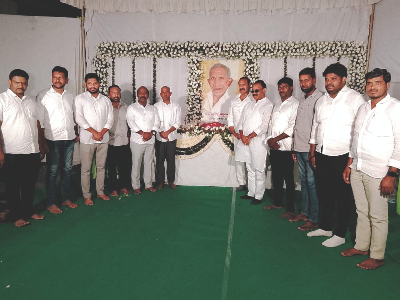 నివాళులు అర్పించిన ఉమ్మడి జిల్లా మాజీ ఎమ్మెల్యేలు