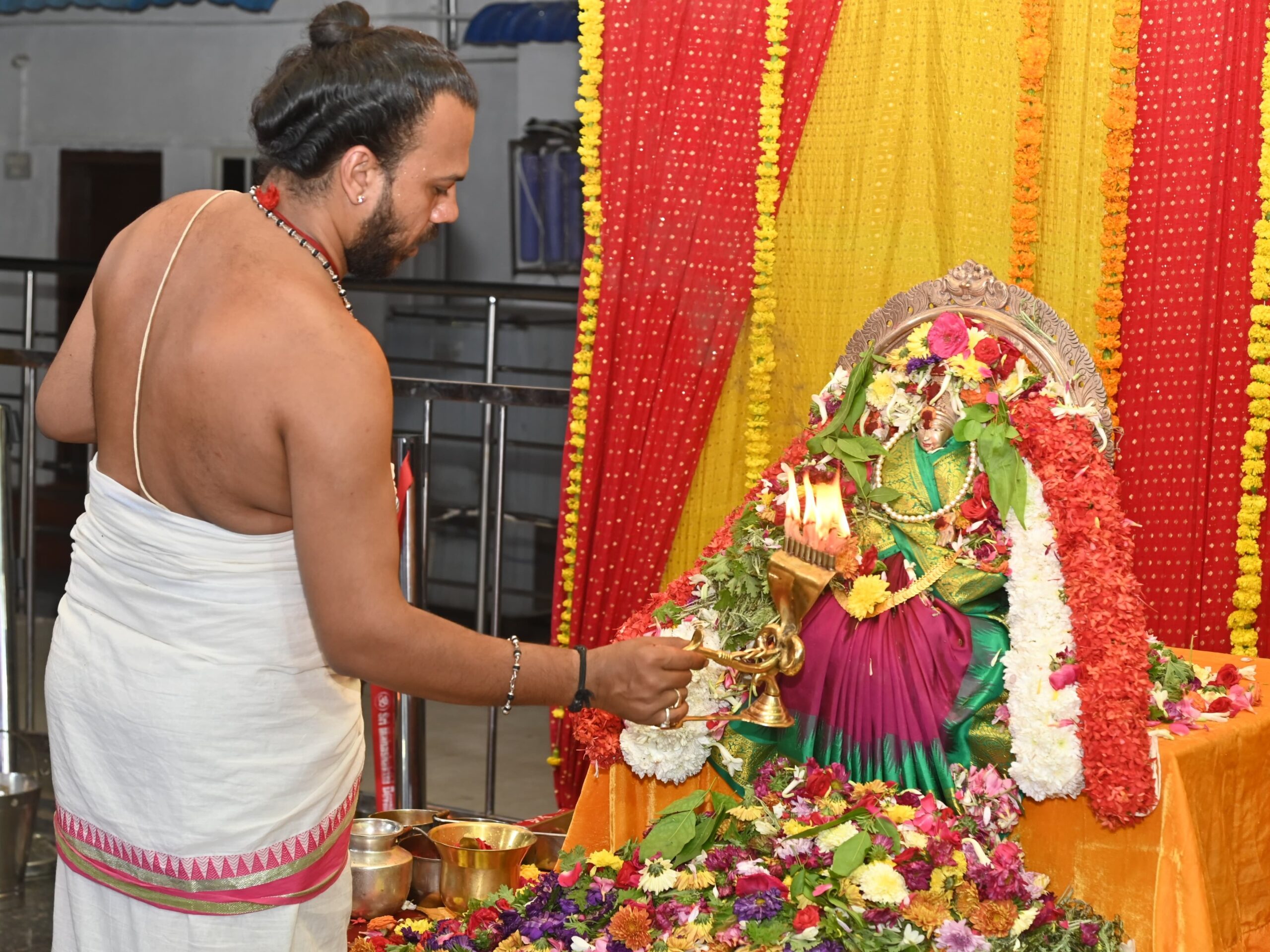ఘనంగా నాణెముల పూజ