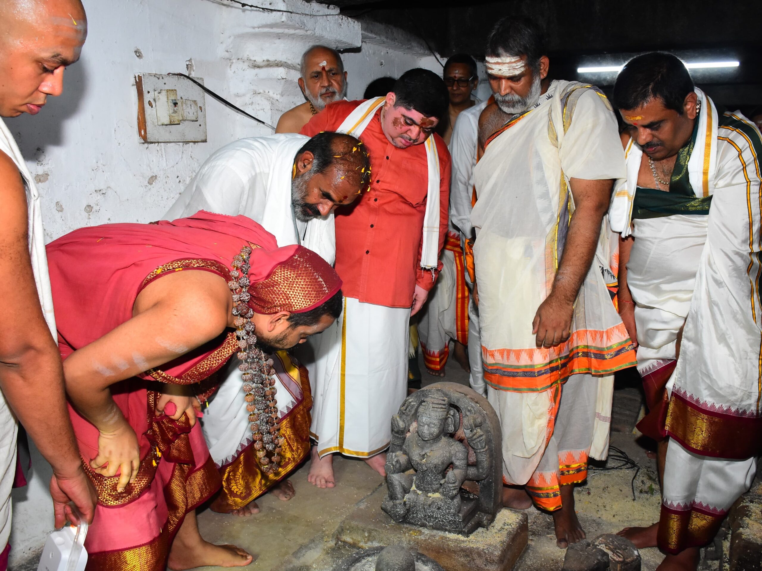 ఆలయ విస్తీర్ణ పనులను పరిశీలించిన పీఠాధిపతి