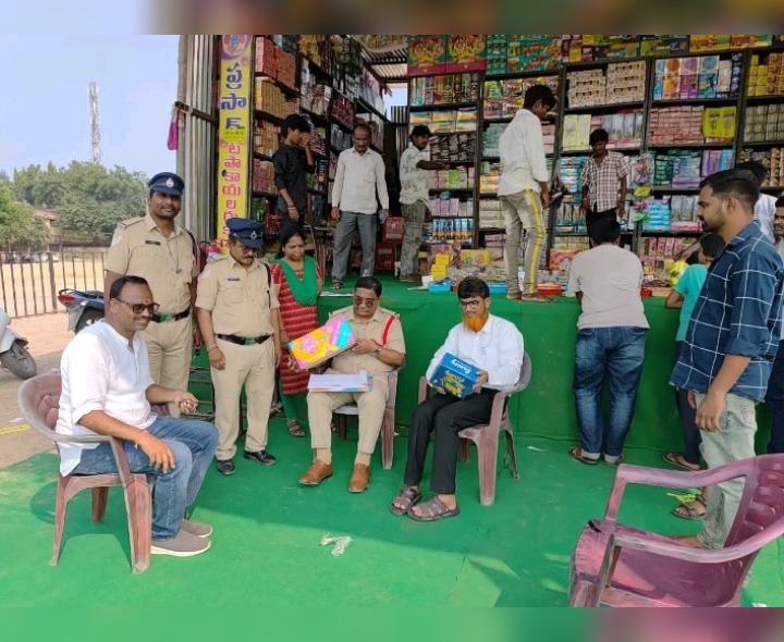 టపాసుల దుకాణలకు జరిమానాలు