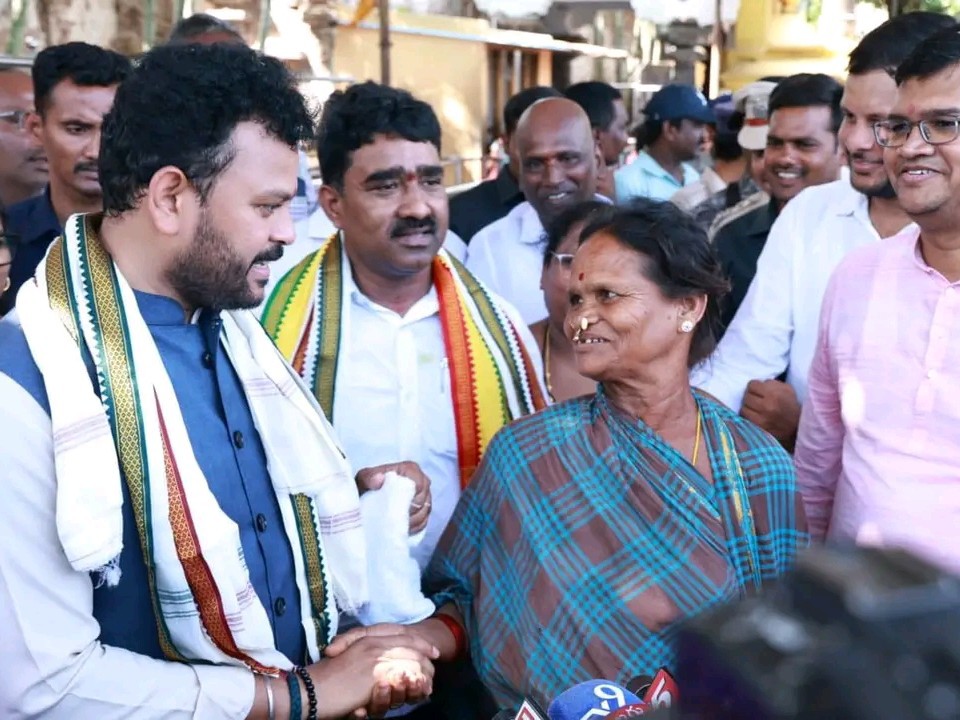 దాలమ్మను పలకరించిన కేంద్రం మంత్రి